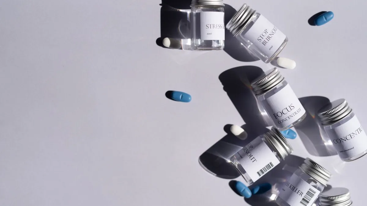 Des flacons de médicaments sur fond clair