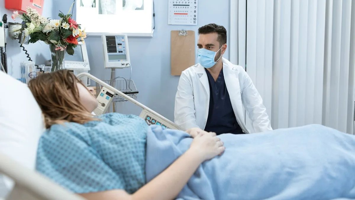 Un médecin auprès d&rsquo;une patiente à l&rsquo;hôpital